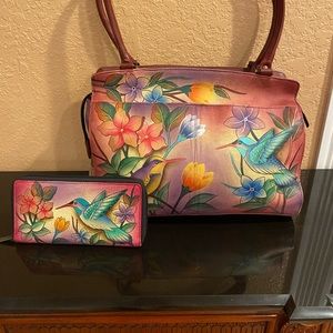 Anushka XL multi pkt w/ center zippered pkt. Genuine leather hand painted signed
